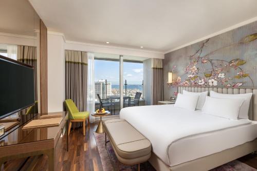 伊斯坦堡的住宿－泰坦尼克港口巴克科伊酒店，卧室设有白色的床和大窗户