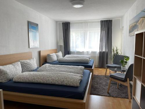 une chambre avec deux lits et un salon dans l'établissement TOP Lage in Rostock 3 Zimmer Wohnung mit bestem Ausblick im 1 OG rechts, à Rostock