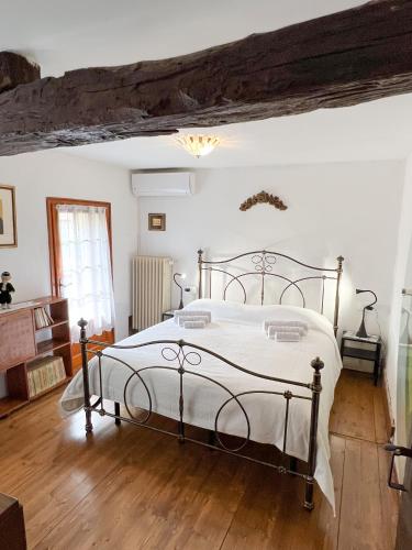 a bedroom with a bed and a wooden floor at Villa sulle colline del Prosecco - Casa di Gaia in Follina