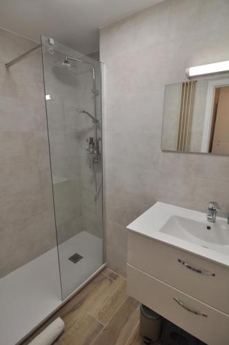 une salle de bain avec douche et lavabo dans l'établissement Albert 1er · Chic One-Bedroom Apartment with Parking - StayInAntibes, à Antibes