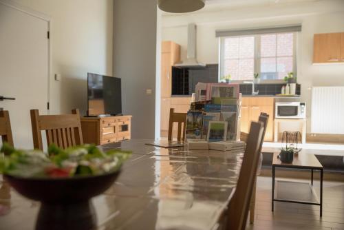 a kitchen and dining room with a table and chairs at Vakantiewoningen Pomona in Heers
