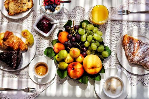 a table with a plate of fruit on it at LE MAIOLICHE - Apulian B&B in Grottaglie