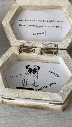 a box with a picture of a dog on it at La Belle Vue - Coin de paradis in Sussac