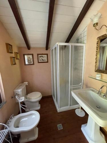 A bathroom at Tranquilla dependance nel verde dell'alta Brianza.