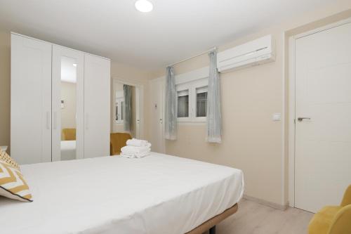 Una cama o camas en una habitación de Fantástico Piso en La Latina, Madrid 6 personas