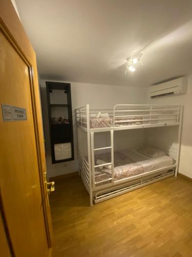 Habitación con 2 literas en una habitación en Karl&Deby Madrid, en Madrid