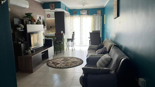 salon z kanapą i telewizorem oraz kuchnia w obiekcie leroy place w mieście Kingston