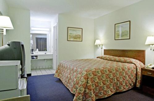 Habitación de hotel con cama y TV en Americas Best Value Inn Dayton, en Dayton