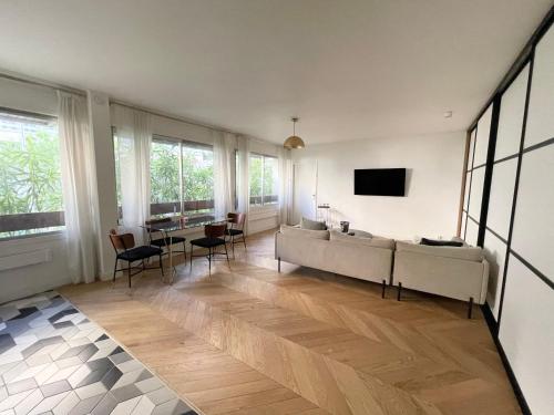 un salon avec un canapé et une table dans l'établissement Appart ultra moderne carré d or centre Marseille, à Marseille