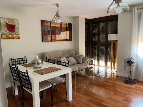 salon ze stołem i kanapą w obiekcie Apartamento en Luis Montoto, Nervión. Céntrico w Sewilli
