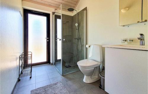 W łazience znajduje się toaleta i przeszklony prysznic. w obiekcie Nice Home In Frslv With House A Panoramic View w mieście Förslöv