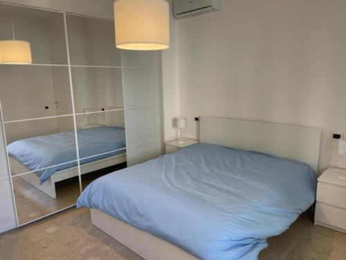 sypialnia z łóżkiem i lustrem w obiekcie B&B Taranto Centro w mieście Tarent