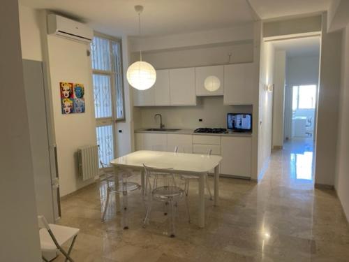 kuchnia i jadalnia ze stołem i krzesłami w obiekcie B&B Taranto Centro w mieście Tarent
