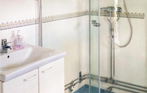W łazience znajduje się prysznic i umywalka. w obiekcie Cozy Home In Strmsund With Lake View w mieście Strömsund