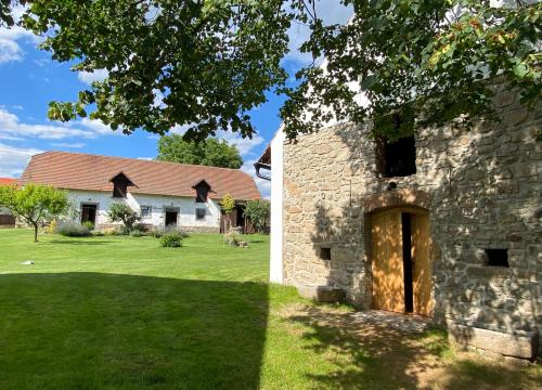 Ein Garten an der Unterkunft Relax apartmány na statku u Orlické přehrady