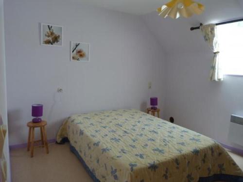 sypialnia z łóżkiem w pokoju z oknem w obiekcie Gîte Saint-Rémy-de-Sillé, 6 pièces, 8 personnes - FR-1-410-150 w mieście Saint-Rémy-de-Sillé