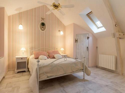 Postel nebo postele na pokoji v ubytování Gîte urbain de charme avec terrasse, vélos et équipements bébé, à 10 min de Nantes - FR-1-306-802