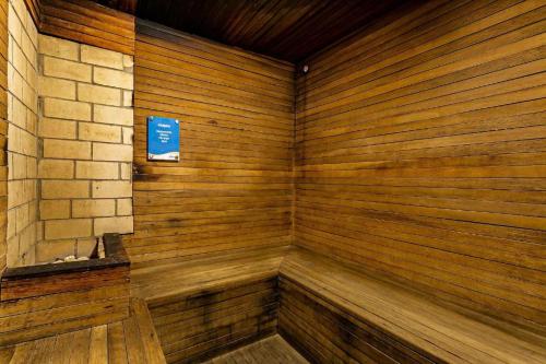 una esquina de una sauna de madera con una señal azul en Jurerê Beach Village - Studio Vista Mar, en Florianópolis