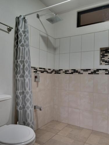 een badkamer met een douche en een toilet bij KAPALIZ in Tigre