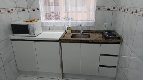 A kitchen or kitchenette at Apartamento a poucos minutos do Aeroporto de Floripa e das Praias do Sul da Ilha