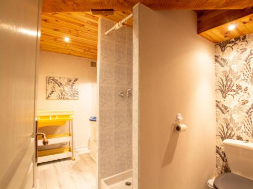 Ένα μπάνιο στο Maison en pierre avec piscine privée, idéal familles, proche Bastides du Périgord - FR-1-616-81