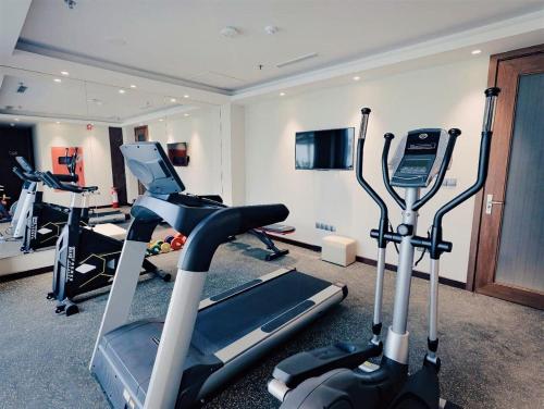 Best Western PLUS Runwayにあるフィットネスセンターまたはフィットネス設備