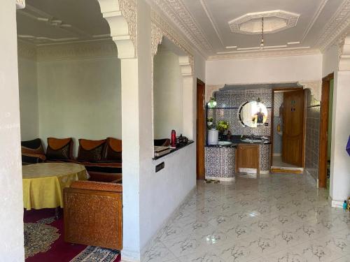 Appartement Villa Rayhana في خنيفرة: غرفة معيشة مع أريكة وطاولة