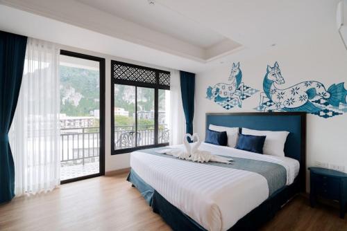 Sabai Hotel Aonang في شاطيء آونانغ: غرفة نوم مع سرير جدارية خيول على الحائط