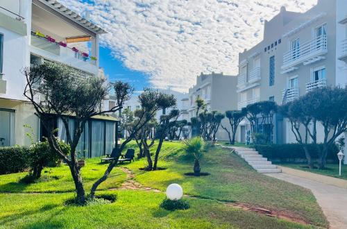 a view of a lawn in front of a building at Melrose Beαch Aρραrt Pοοl Vieω in Casablanca