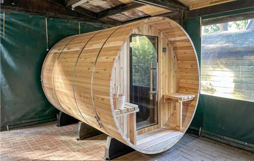 una gran sauna de madera con ventana en una casa en Pet Friendly Home In Meijel With Sauna, en Meijel