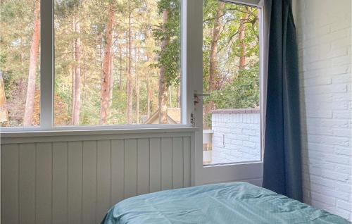 1 dormitorio con ventana y 1 cama en la parte delantera en Pet Friendly Home In Meijel With Sauna, en Meijel