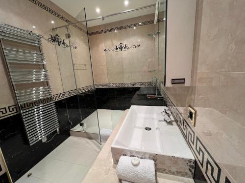 une salle de bain avec un lavabo et une douche dans l'établissement APPARTEMENT LUXUEUX VUE MER & CROISETTE 4 CH 4 SDB, à Cannes