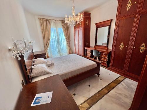 une chambre avec un lit, une table et un miroir dans l'établissement APPARTEMENT LUXUEUX VUE MER & CROISETTE 4 CH 4 SDB, à Cannes