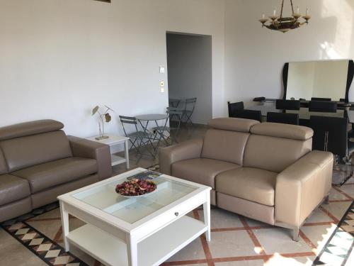 un salon avec deux canapés et une table basse dans l'établissement APPARTEMENT LUXUEUX VUE MER & CROISETTE 4 CH 4 SDB, à Cannes