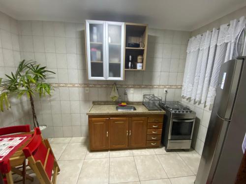 a small kitchen with a sink and a stove at Apartamento no centro de Nova Friburgo!! 2 in Nova Friburgo