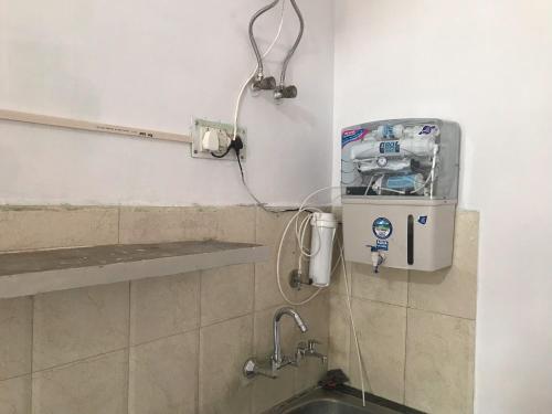 eine Dusche im Bad mit Waschbecken in der Unterkunft Welcome Hostel in Dehradun