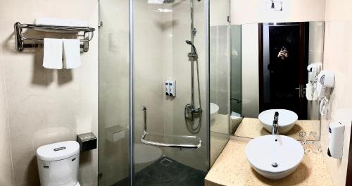 ein Badezimmer mit Dusche, Toilette und Waschbecken in der Unterkunft TÙNG LÂM HOTEL in Hạ Long