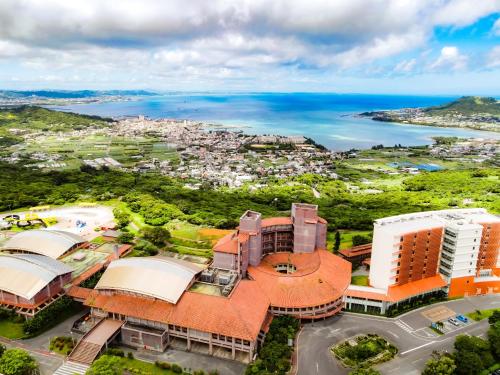 una vista aérea de una ciudad con el océano en The Yuinchi Hotel Nanjo, en Nanjō