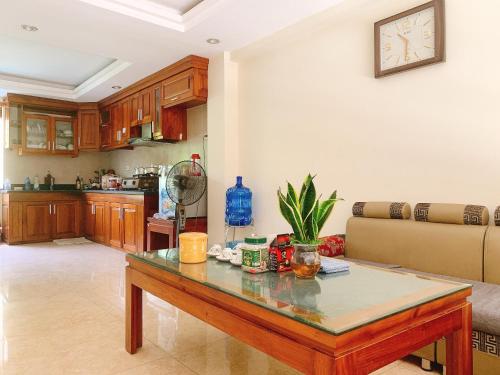 - un salon avec une table et un canapé dans l'établissement RosePark Tuan Chau, à Hạ Long