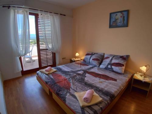 Giường trong phòng chung tại Apartment Njivice 15904b