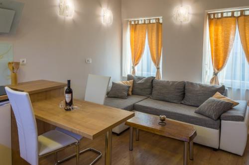 Apartments with WiFi Rijeka - 15901