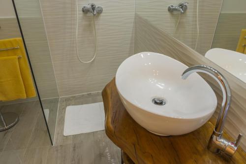 Apartments with WiFi Rijeka - 15901