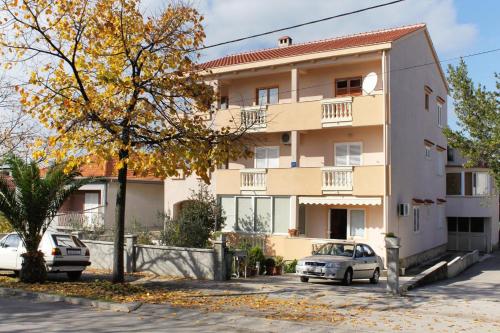 Apartments with parking space Zadar - 15945