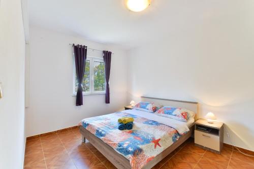 a bedroom with a bed and a window at Apartments with parking space Vrsi, Zadar - 15944 in Vrsi