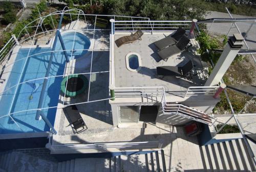 widok na basen ze zjeżdżalnią w obiekcie Holiday house with a swimming pool Stomorska, Solta - 15950 w mieście Grohote