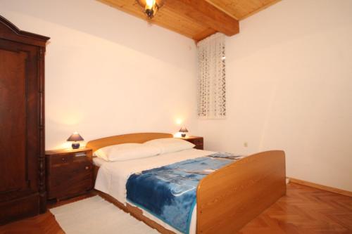 Katil atau katil-katil dalam bilik di Apartments by the sea Komiza, Vis - 2465