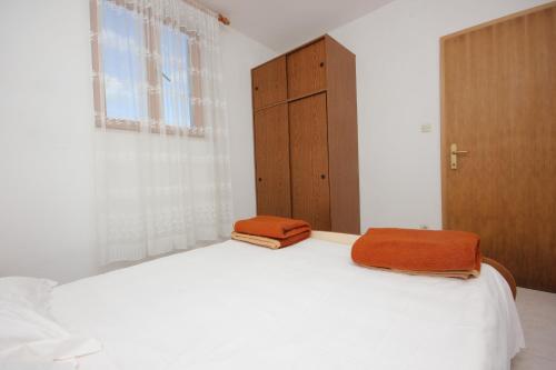 Postel nebo postele na pokoji v ubytování Apartment Vis 2470b