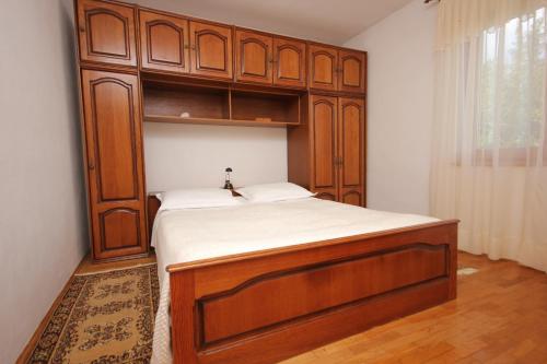 Postel nebo postele na pokoji v ubytování Apartments by the sea Vis - 2470