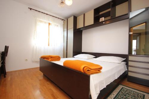 Postel nebo postele na pokoji v ubytování Apartments by the sea Vis - 2470