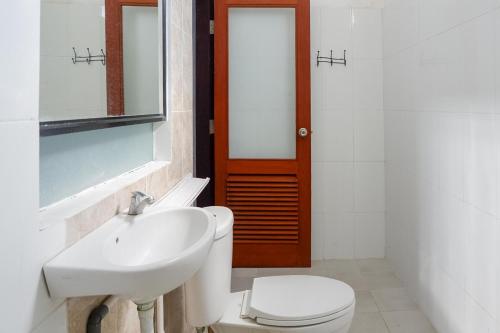 Ένα μπάνιο στο KoolKost near Raya Canggu - Minimum Stay 5 Nights